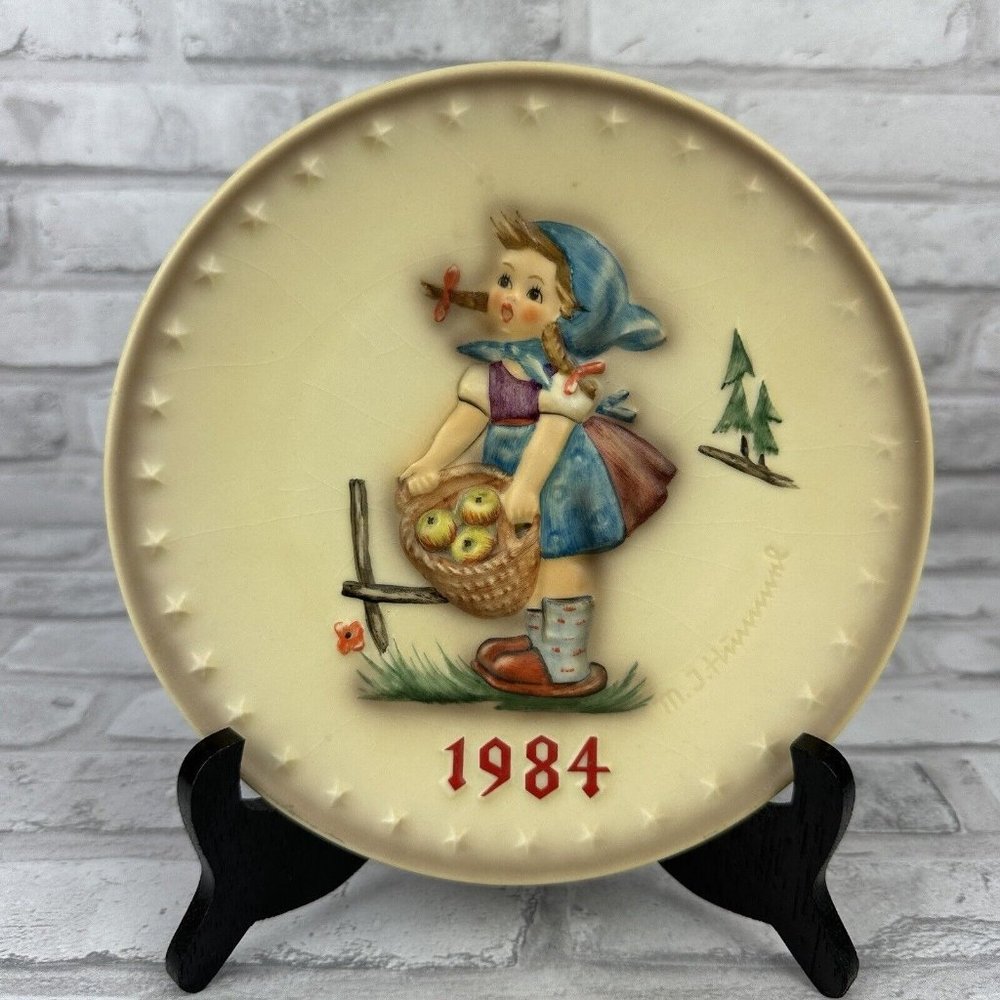 Hummel 1984 Annual Plate Girl With Apples  No 277 Goebel Germany 7.5 Inches